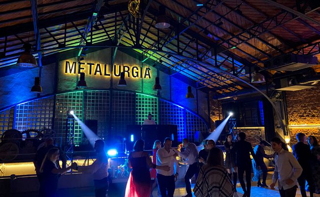 goście tańczą na imprezie w klubie Metalurgia