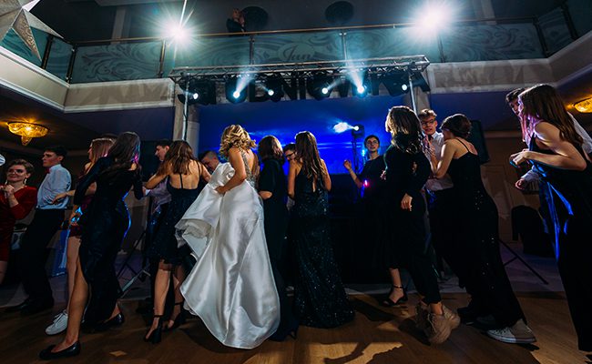 energiczna zabawa i taniec uczestników na imprezie